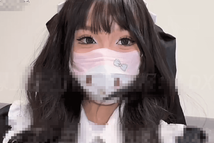 爱吃雪糕 7.1号真实同父异母，这妮子又开始作妖了，趁爸爸午休，我在看斗破苍穹，这妮子淫瘾又来了，换上圣母装扮来我房间又给我舔上了。期间父亲微信通话响了，还接了电话，她还更加卖力了 1