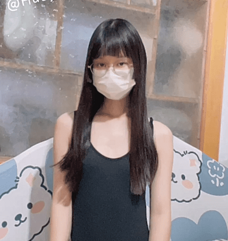 清纯眼镜反差婊！推特女神大生原味【花音小姐】大尺度ZW定制，放尿、换姨妈巾 3