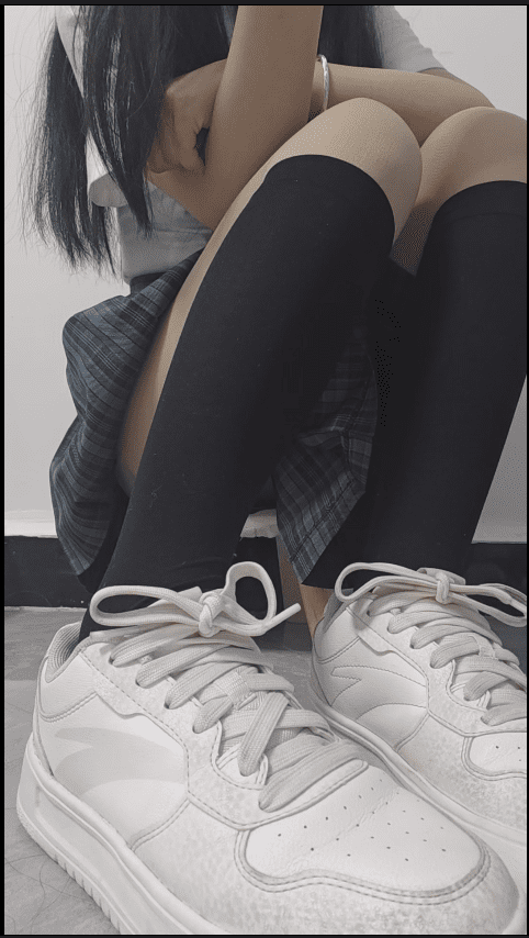 【新-足控】推特泡泡-jk运动鞋厚肉丝光腿神器黑袜+定制视频厚白丝【2V】【410MB百度云】 4