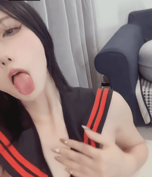 红色绑带水手服 勒住两个奶子 自录抠逼过程 对镜展示身材 1V163M 1