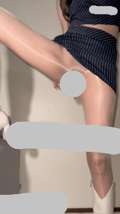 猫猫碎冰冰 开裆肉丝，白色长筒靴，格子包臀裙礼服，长发披肩，被侮辱调教抽插 1V501M 3