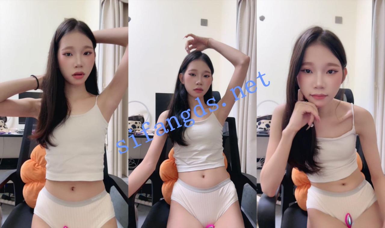 ⚡【粉嫩少萝】苗条骨感清纯眼镜妹下海！大长腿粉逼少毛~ 1