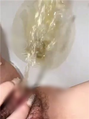 推特呲尿大比拼 各种妹妹放尿给你看 比比谁的穴嫩尿的远 8