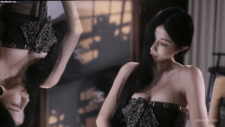 【虎牙 白千涵】双视角 交叉衣脱抹胸骚舞 揉大奶 脱衣服【2V】【350M】 5