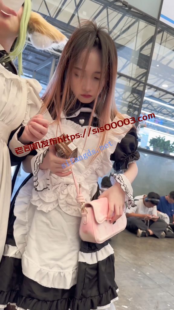 【KFC】女仆裙学生妹和闺蜜逛街拍照·吊带丝袜粉色内内性感【256M】 3