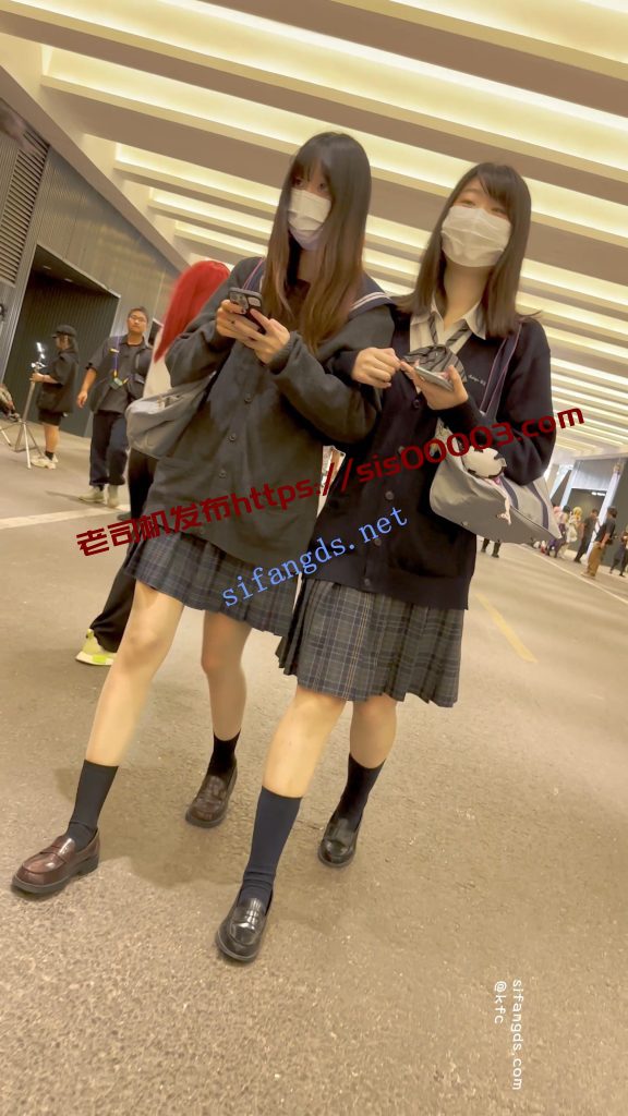 【KFC】两个JK制服学生妹·肉丝袜可爱内·白色骚窄内一箭双雕【1V】【810M】 14