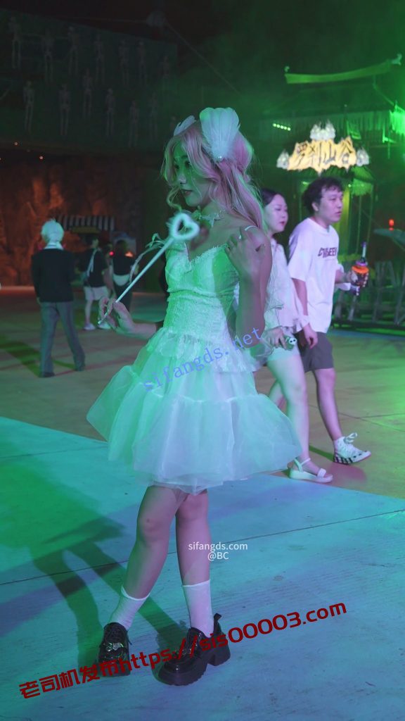 (BC-SSS-092)蕾丝裙美女拍照..趁乱开闪CD..强光照亮粉色内裤【1V】【630M】 5