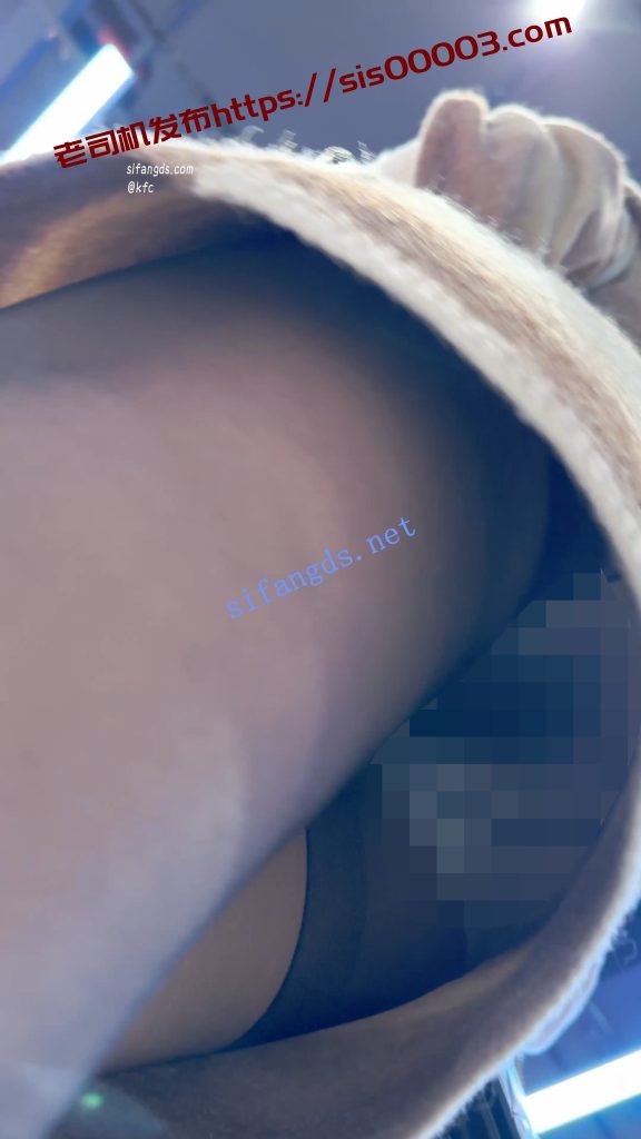 【KFC】包臀裙靓女和闺蜜逛街·黑色丝袜白色内内前后CD【1V】【223M】 8