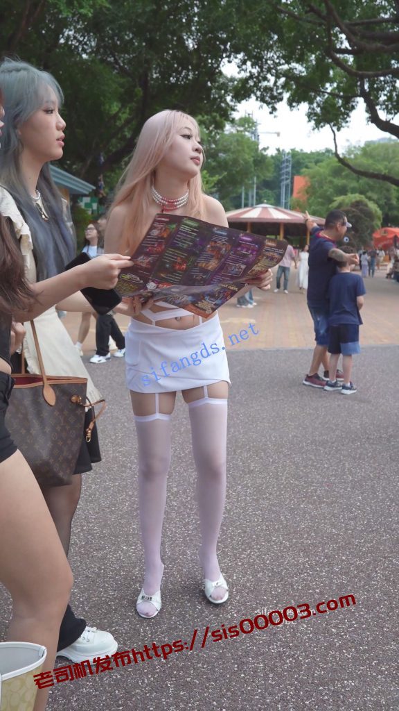 (BC-SSS-093)⭐极品吊带袜骚货..CK内裤外露.坐过山车拍手机飞了【1V】【1.98G】 9