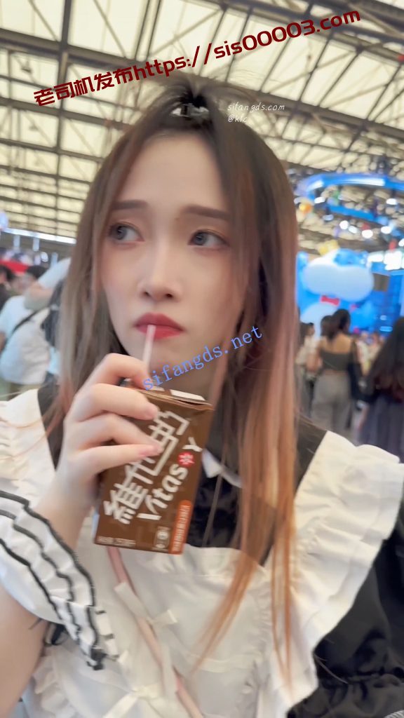 【KFC】女仆裙学生妹和闺蜜逛街拍照·吊带丝袜粉色内内性感【256M】 2