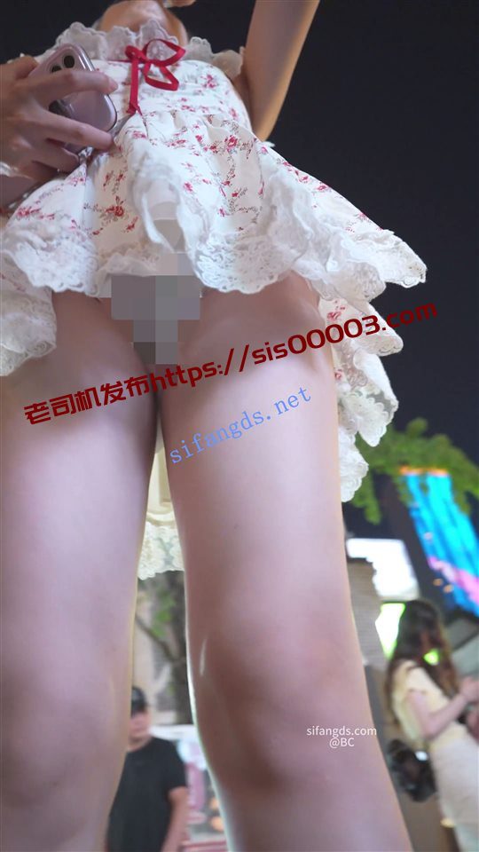 【永久会员专享】(BC-SSS-091)双马尾小姐姐逛街..裙子短的离谱..侧面露半个屁股【1V】【715M】 5