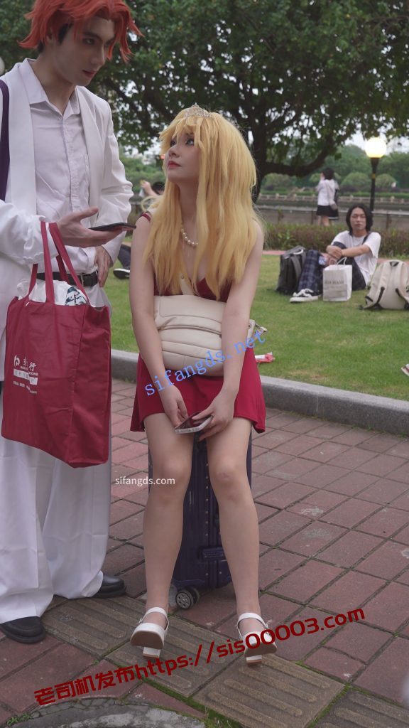 【xxn-312】吊带红裙金发美女..蕾丝边可爱卡通内一路跟拍【1V】【360M】 4