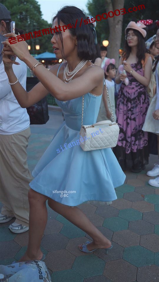 (BC-SSS-090)吊带公主裙姐妹..半蹲拍照被CD..竟然都穿丁字裤【1V】【959M】 3