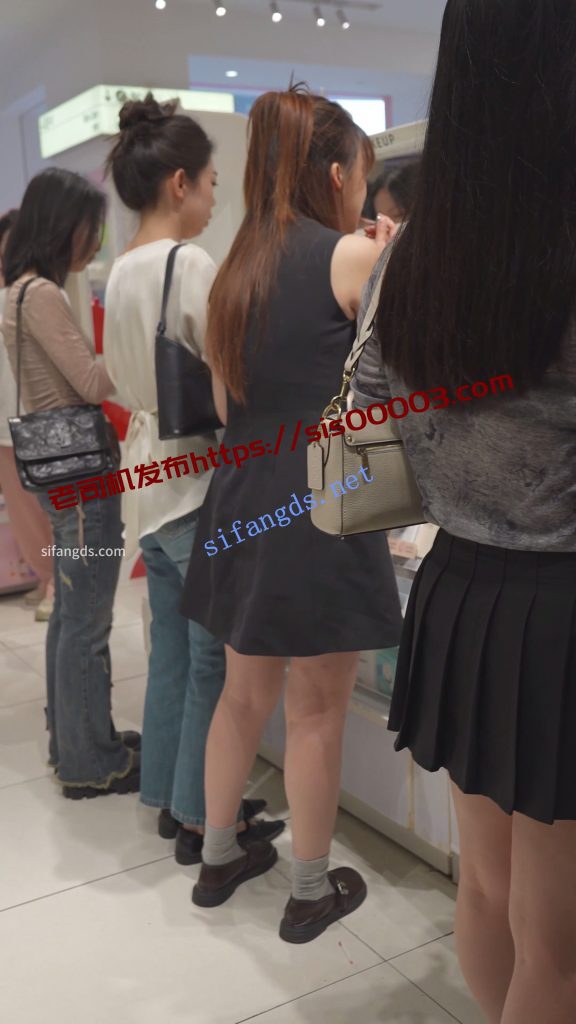 (BC-AA-588)美妆店CD露肩裙小姐姐..无痕内夹成丁字两侧露毛【1V】【587M】 7