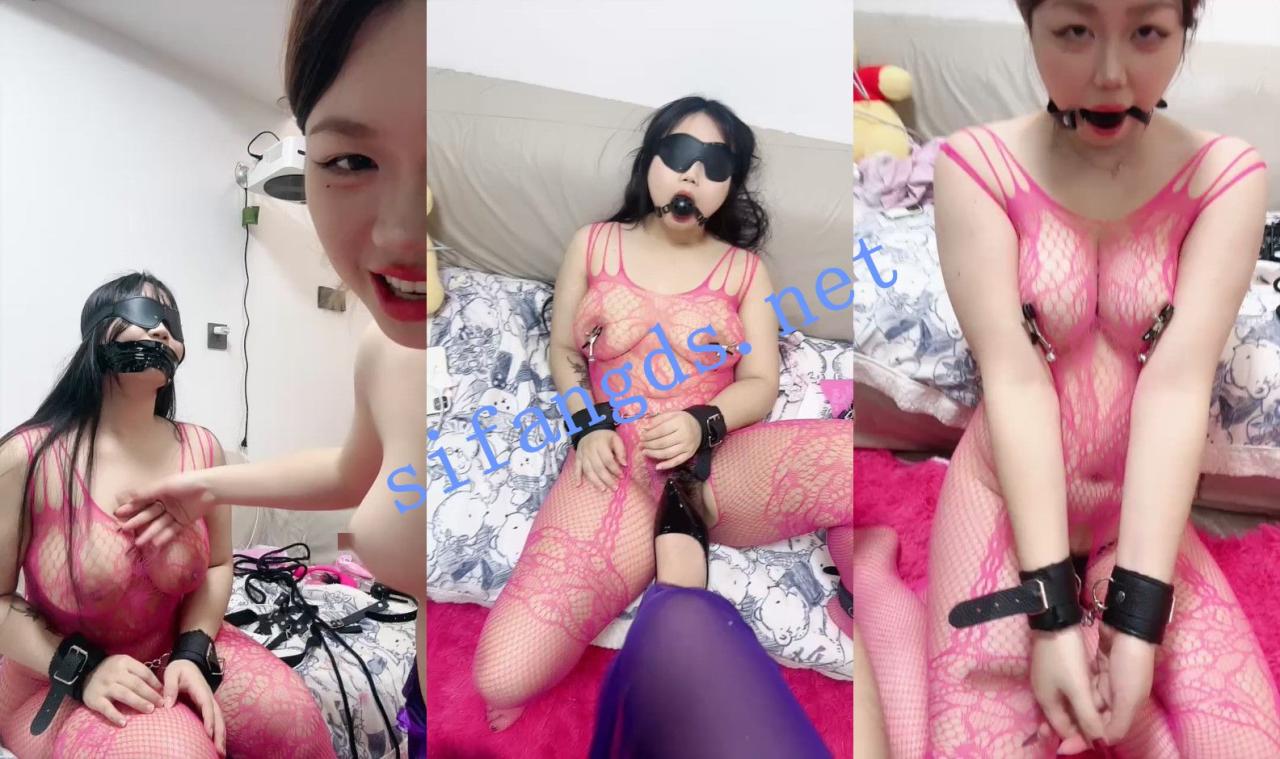 ⚡【鹤鹤】新人出炉~两个大奶骚货玩得花~各种道具互插骚逼 15