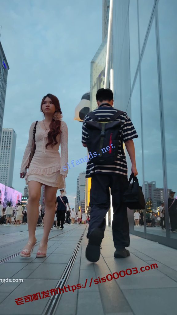 【CSCD】粉色连衣裙美女和朋友逛街，黄色内内带翅膀【1V】【863M】 2