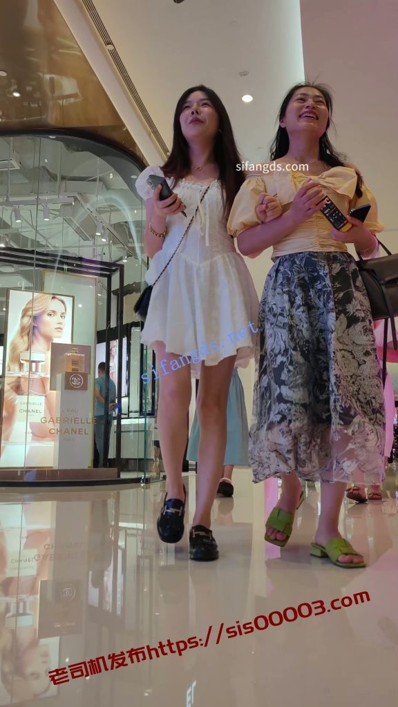 【CSCD】白色连衣裙小姐姐和闺蜜逛街，灰色内内【1V】【445M】 4