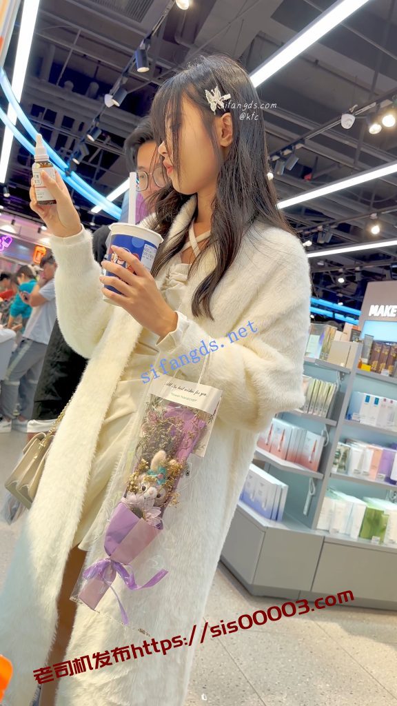 【KFC】学生妹和男友逛街·厚披风里面藏着性感短裙·微透白内【1V】【606M】 11