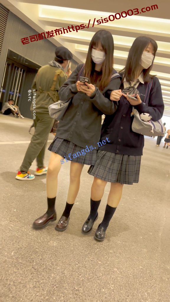 【KFC】两个JK制服学生妹·肉丝袜可爱内·白色骚窄内一箭双雕【1V】【810M】 3