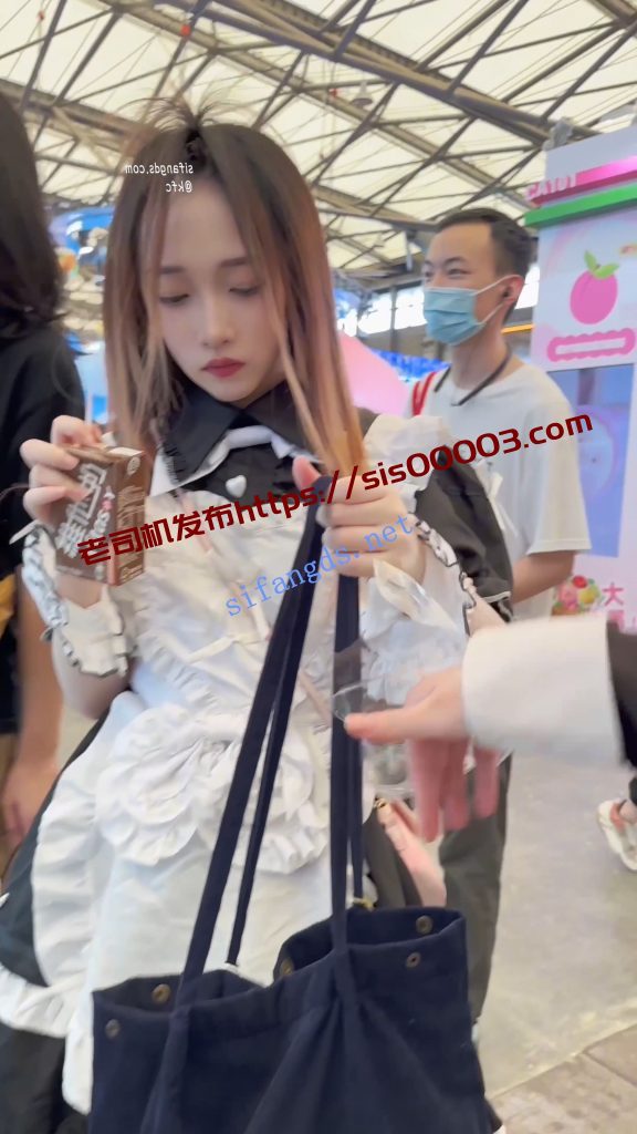 【KFC】女仆裙学生妹和闺蜜逛街拍照·吊带丝袜粉色内内性感【256M】 4