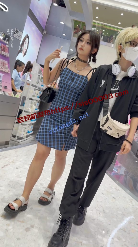 【KFC】精神小妹和黄毛男友逛街·露背吊带裙白色内内前后CD【1V】【369M】 5