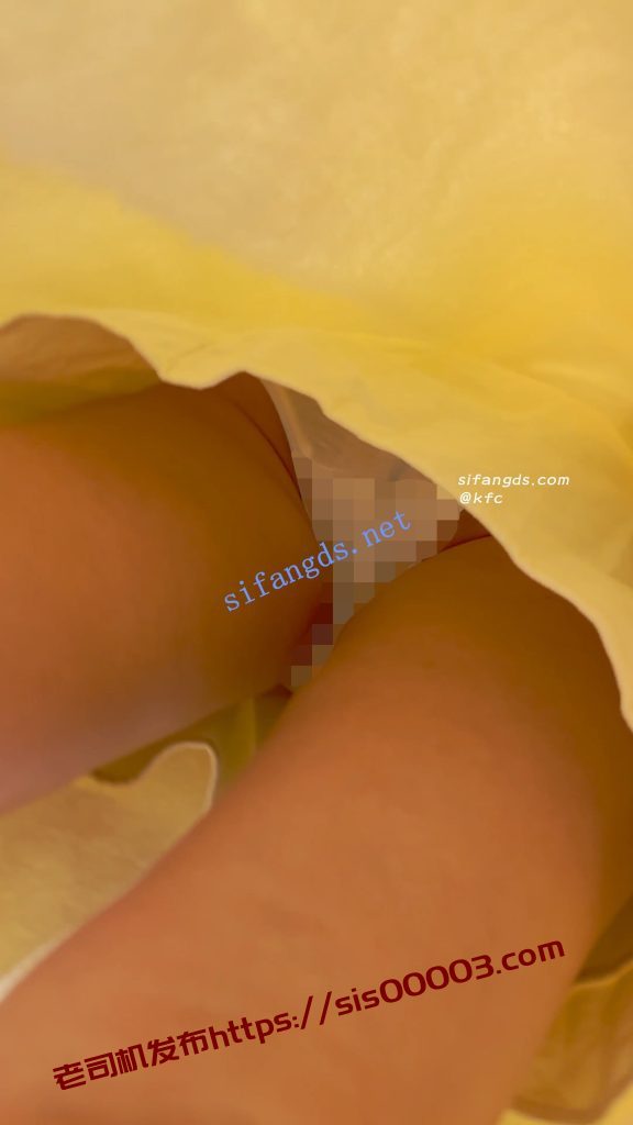 【KFC】学生妹和男友逛街·厚披风里面藏着性感短裙·微透白内【1V】【606M】 6