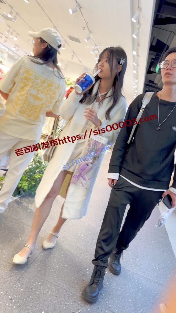 【KFC】学生妹和男友逛街·厚披风里面藏着性感短裙·微透白内【1V】【606M】 1