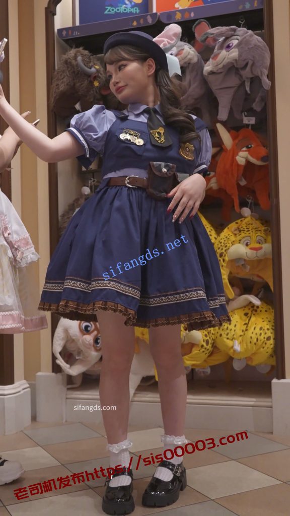 (BC-AA-583)兔耳警官服小姐姐逛街..蹲下自拍直接露内裤【1V】【299M】 1