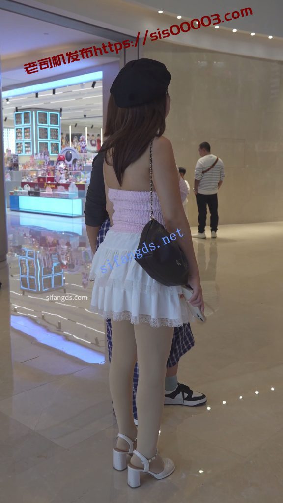 (BC-AA-585)蕾丝裙骚妇聚会..厚丝袜居然开裆..扶梯CD粉内【1V】【477M】 6