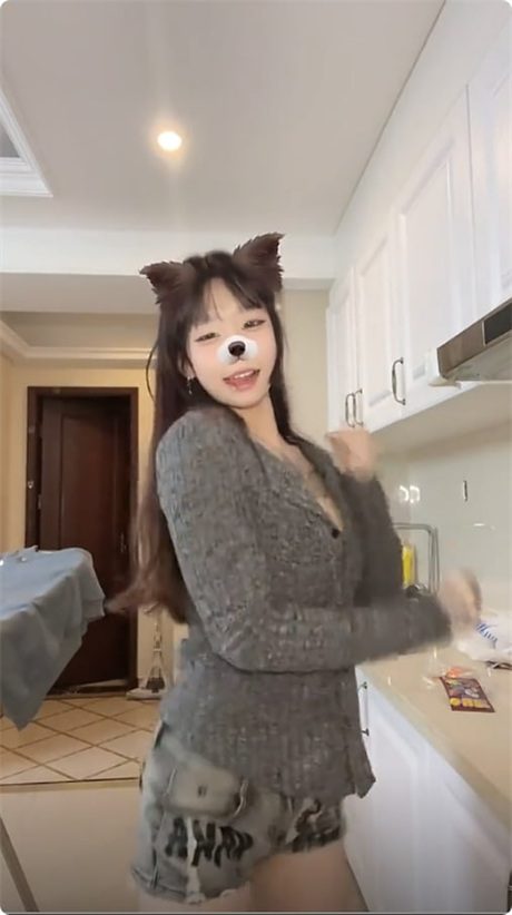 抖音 小姜姜 气质精神小妹 露点 自慰 掰开B特写【1V】【143M】 1