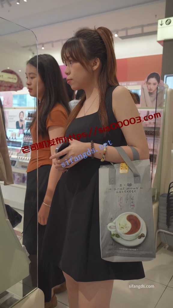 (BC-AA-588)美妆店CD露肩裙小姐姐..无痕内夹成丁字两侧露毛【1V】【587M】 1