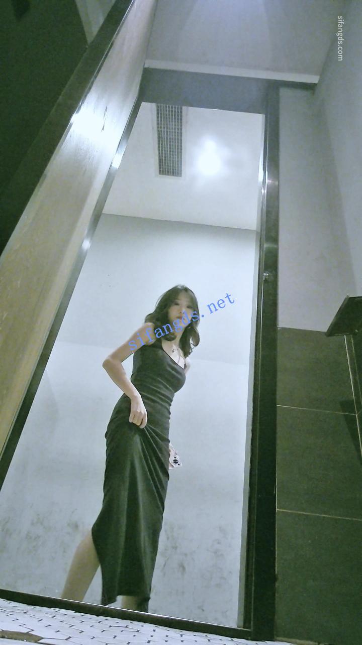 ✅【厕拍】后拍极品身材网红气质大波浪黑色连衣裙美女 1