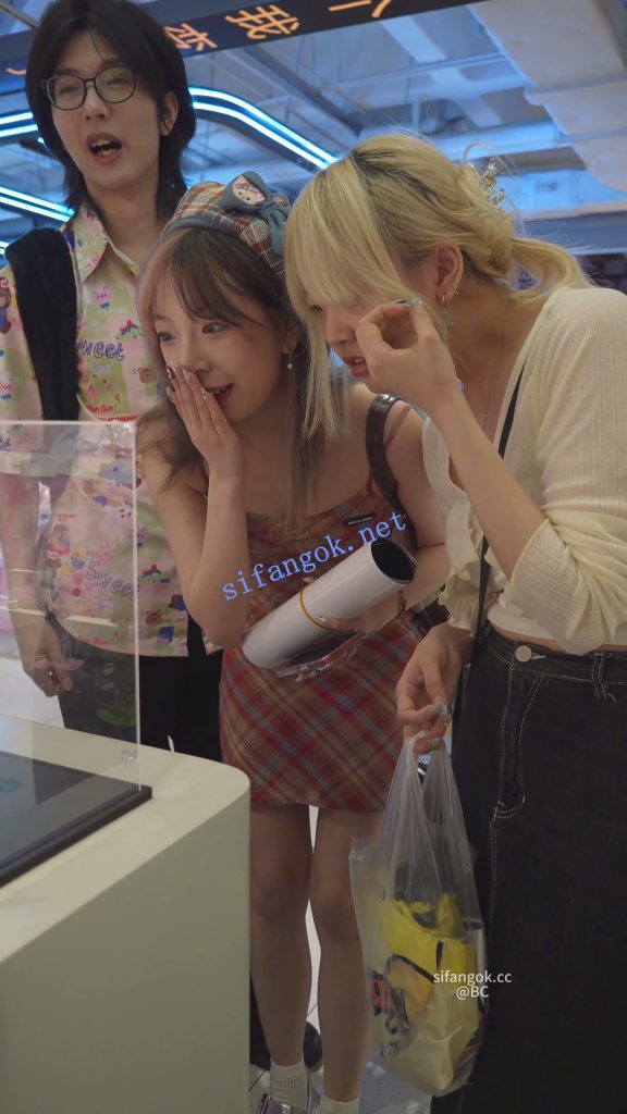 (BC-SSS-103)吊带格裙美女逛商场..蕾丝内脸底同框正面黑森林【1V】【588M】 1