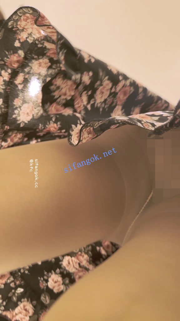 【KFC】混血学生妹跟着男友买衣服·碎花裙肉丝袜白内前后CD【1V】【434M】 9