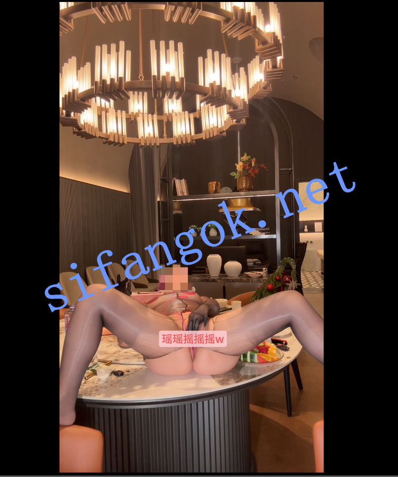 【微博巨乳】小王同学瑶瑶摇摇摇付费圣诞炮机插逼福利【1V】【2.42G】 31