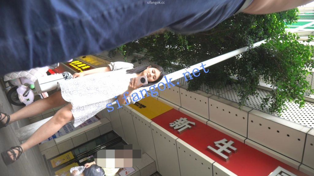 （空城原创）路边等车的宽松连衣裙小少妇，米白微透N前后C【1V】【391M】 7