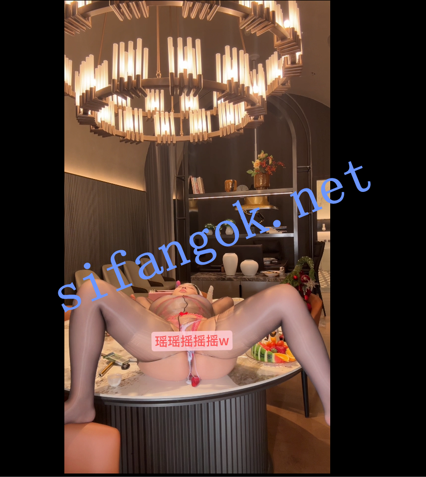 【微博巨乳】小王同学瑶瑶摇摇摇付费圣诞炮机插逼福利【1V】【2.42G】 33