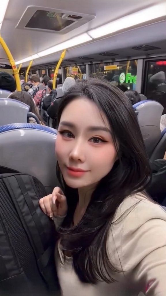 推特性爱大师95后绿帽情侣美腿女王「汐梦瑶」《公交车挑战》今日挑战爆满公车，男友把精液射在我的鞋子上，若无其事大摇大摆的下车【1V】【981M】 1