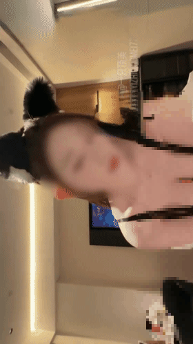 【重磅】推特顶级反差女神【一只顶美】高价付费群超极品02 4