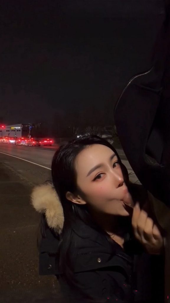 推特性爱大师95后绿帽情侣美腿女王「汐梦瑶」《公交车挑战》今日挑战爆满公车，男友把精液射在我的鞋子上，若无其事大摇大摆的下车【1V】【981M】 6