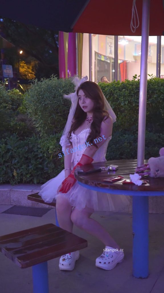 (BC-AA-626)蕾丝婚纱裙美女看演唱会..跟拍CD开灯照亮浅黄内【1V】【429M】 6