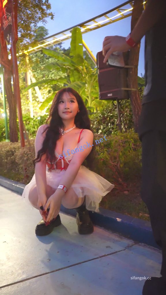 (BC-AA-625)蕾丝裙大胸美女拍照..裙子超短内裤几乎全露出【1V】【231M】 4