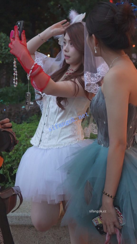 (BC-AA-626)蕾丝婚纱裙美女看演唱会..跟拍CD开灯照亮浅黄内【1V】【429M】 2