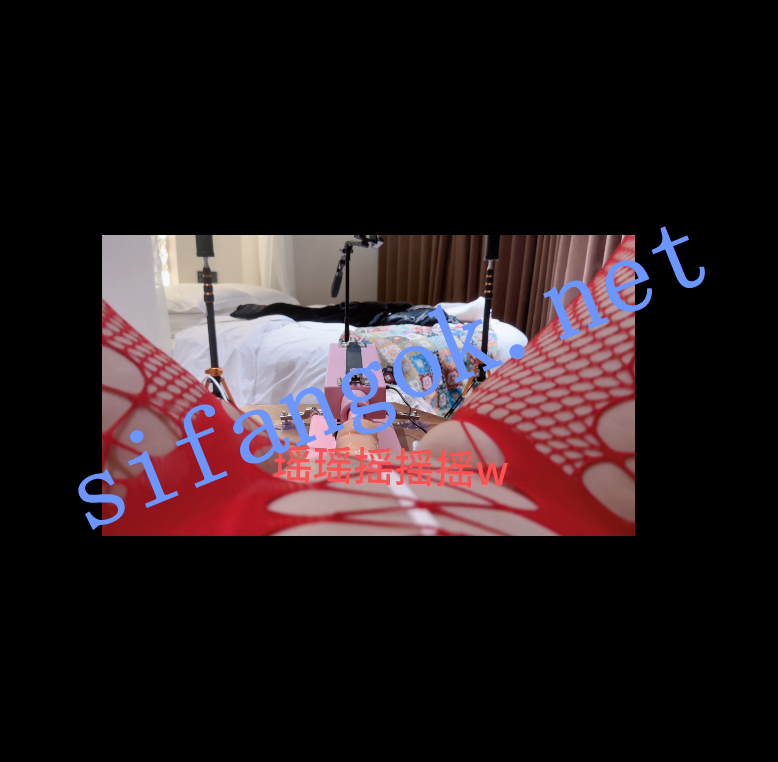 【微博巨乳】小王同学瑶瑶摇摇摇付费圣诞炮机插逼福利【1V】【2.42G】 46