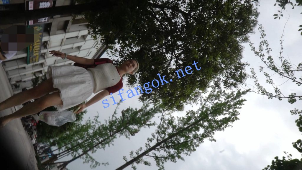 （空城原创）强行搭讪问路白裙小少妇，前后CD收下格子N【1V】【476M】 2