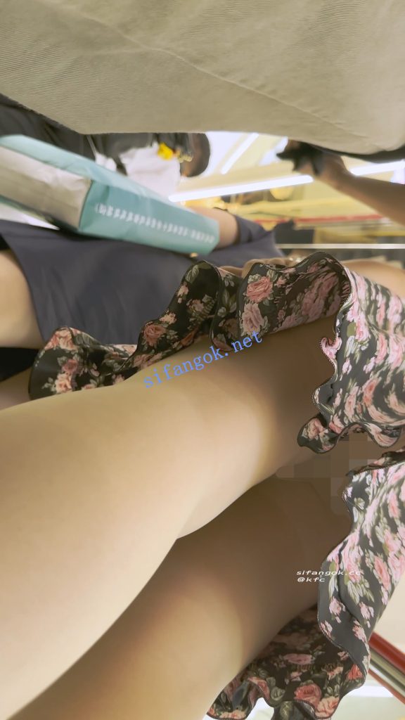 【KFC】混血学生妹跟着男友买衣服·碎花裙肉丝袜白内前后CD【1V】【434M】 5