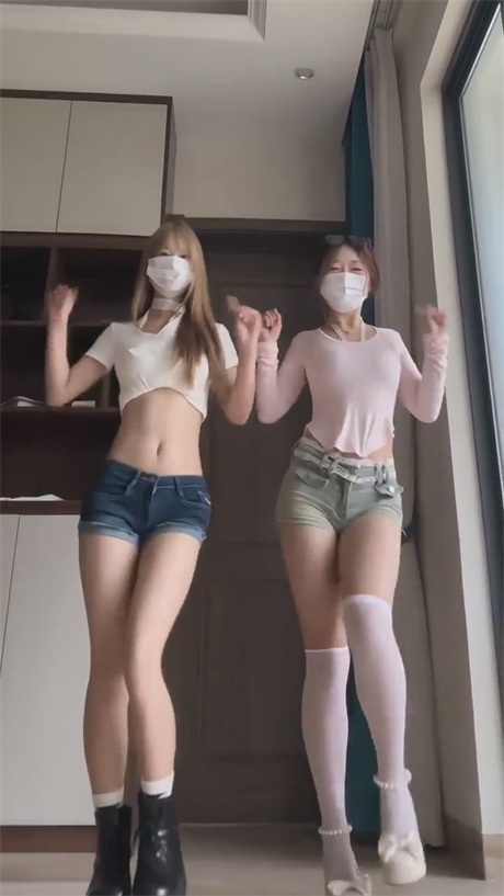 ❣️推荐❣️抖音学生妹【桃子】好身材大长腿，跟闺蜜一起宿舍跳舞，奶圆逼粉，身材紧致，年轻就是顶【12V】【215M】 9