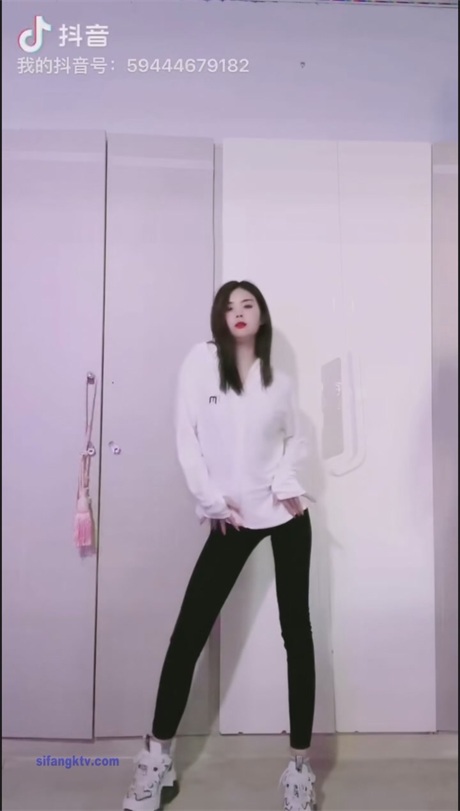 ❣️推荐❣️抖音颜值嫩妹【aimi】裸舞诱惑，大尺度掰逼展示，道具自慰高潮，开腿插穴已经成为习惯【37V】【4.35G】 11