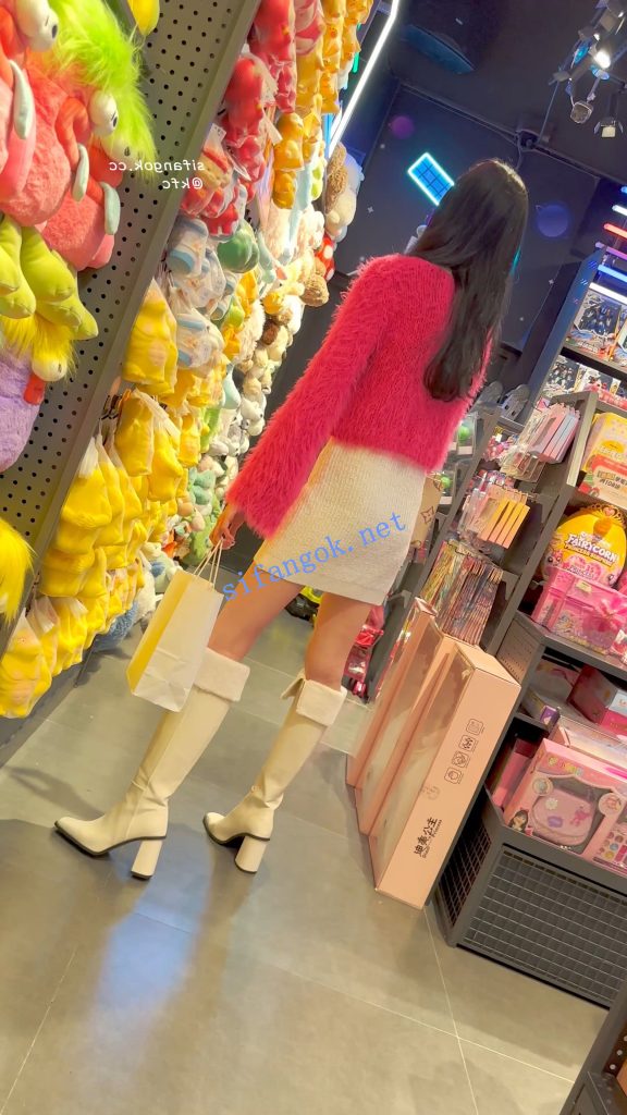 【KFC】身材极品的美女·包臀裙黑内·路过大哥都回头看一眼【1V】【442M】 4