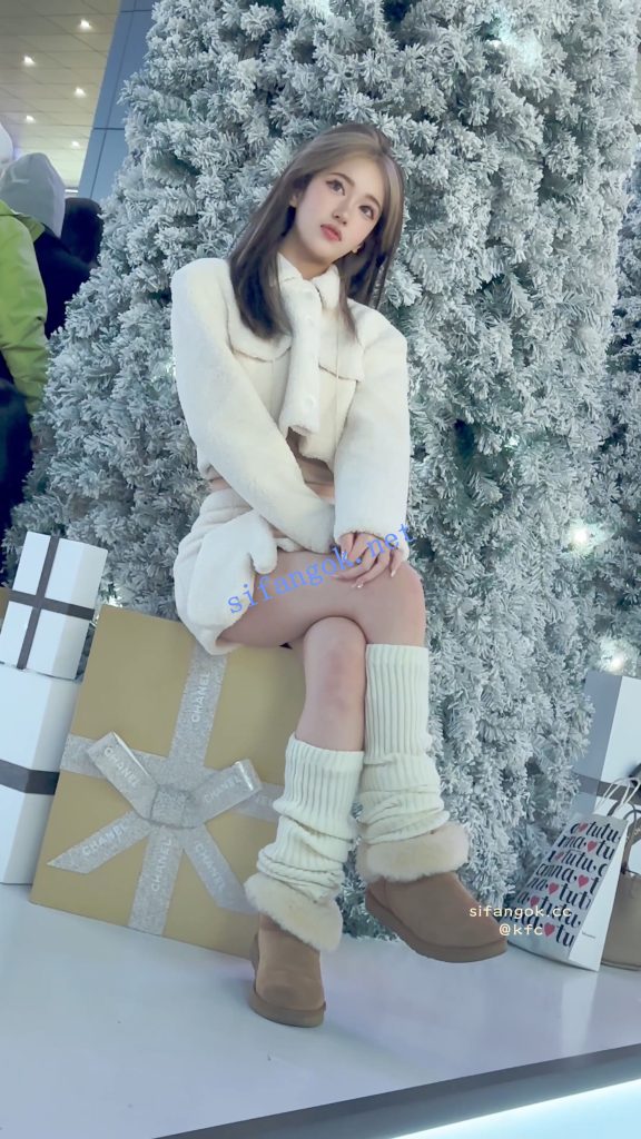 ⭐⭐⭐极品美女拍照穿露脐装·镜头前摆出性感姿势·白色内CD【1V】【1.79G】 5